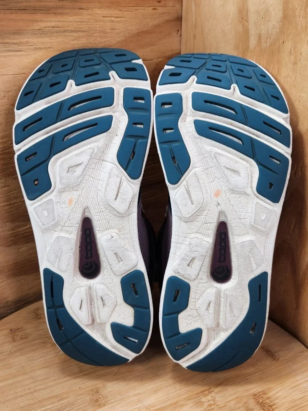 Topo Magnifly 4 Womens Running Shoes Sneakers Size 9